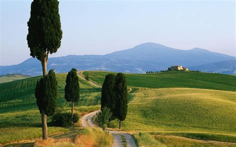 Verkeer, routes, tanken, parkeertarieven, parkeergeld betalen en wegenwacht. Tuscany scenic drives
