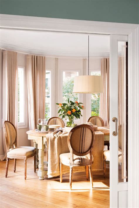 Shabby chic dining room with pink tableware. 17 Beautiful Shabby-Chic Dining Room Designs You Must See
