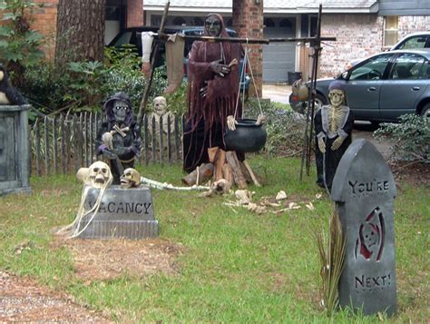 Outdoor Halloween Decorations Ideas To Stand Out