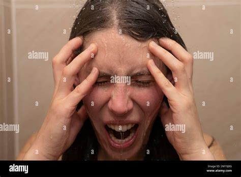 Eine Junge Frau Unter Der Dusche Mit Wasser Das Ihr Emotionales
