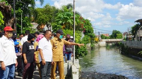 Wawali Kota Surabaya Pantau Proses Normalisasi Aliran Sungai Di Petemon
