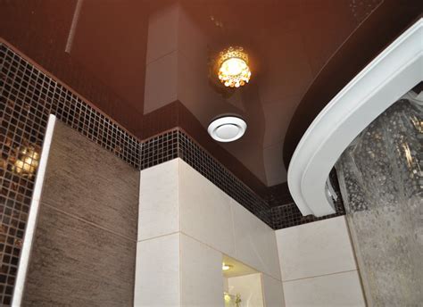 Тёмно-коричневый глянцевый натяжной потолок в ванной - фото