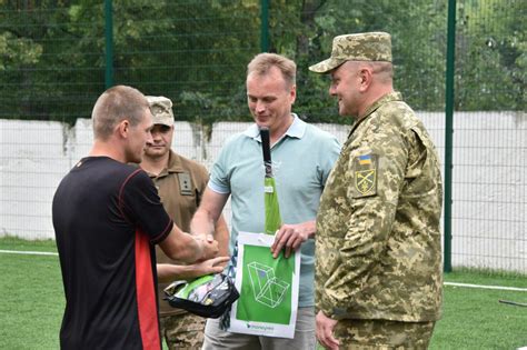 Це представник українських вищих офіцерів, які вже не проходили військові навчальні заклади радянській армії. Название: Moneyveo вручила подарунки силовикам-учасникам ...
