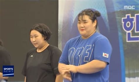 당시 세계역도연맹(iwf) 총재였던 타마스 이얀이 경기 직후 해당 심판진을 비난하면서 진정한 금메달은 장미란이라고 언급했지만, 결국 판정은 번복되지 않았다. '역도 전설' 장미란 고2 때 기록 벌써 깨버린 '중3' 여자 ...