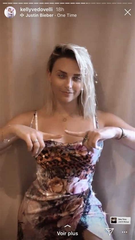 Kelly Vedovelli Saffiche Dans Une Robe Tr S D Collet E Sur Instagram