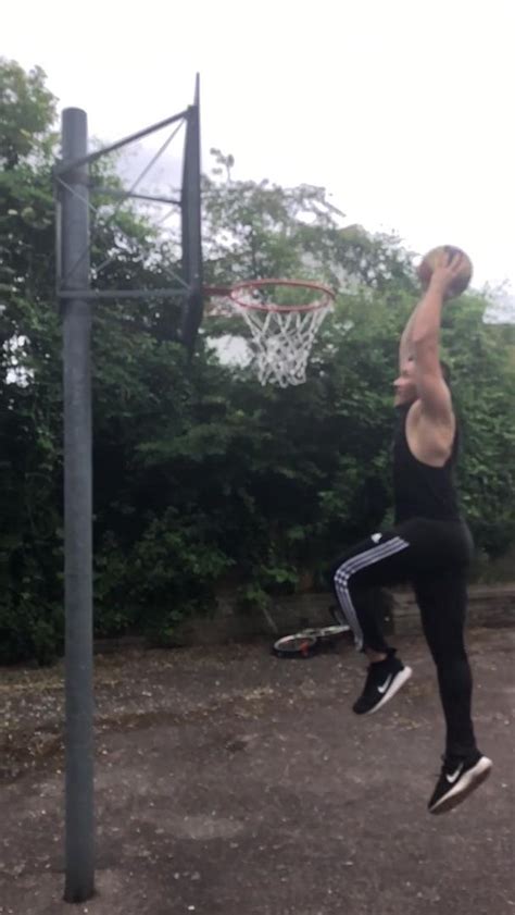 Otrzymaj 9.000 s stockowego materiału wideo guy jumps on trampoline and z 29.97 kl./s. Boy Attempting Dunk Basketball Shot Falls Hard on Butt ...