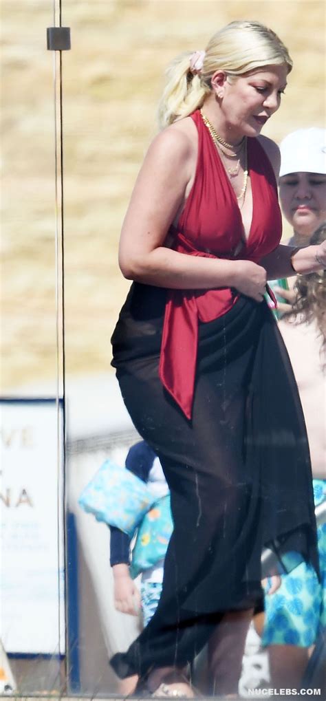 Tori Spelling Caught By Paparazzi Relaxing In Swimsuit Nucelebs Com