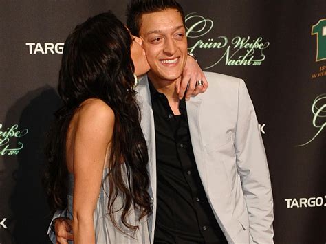We would like to show you a description here but the site won't allow us. Sarah Connors Schwester konvertiert für Özil zum Islam