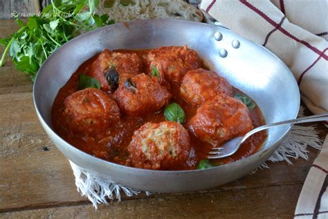 Si tratta della via alternativa intrapresa dall'azienda il prodotto finale non è molto lontano dalla carne macinata. POLPETTE DI RICOTTA AL SUGO ,secondo piatto veloce in padella