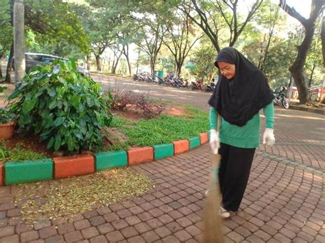 Oleh karena itu, kita harus memiliki cara yang sistematis dan teratur agar dapat mengefisienkan waktu dan biaya dalam mendapatkan posisi tertentu. Cara Melamar Kerja Tukang Sapu Jalanan / Tersedia Ratusan Lowongan Kerja Di Dinas Kebersihan Dki ...