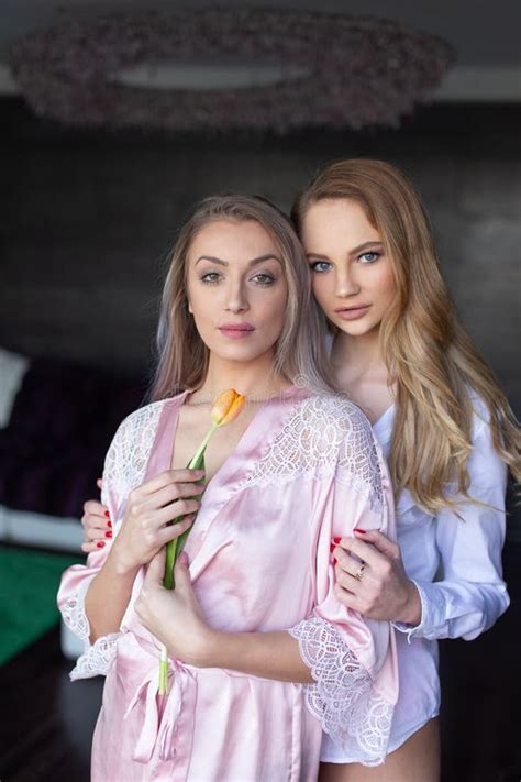 Joven Pareja Sensual Lésbica Posando Con Tulipán Foto De Archivo