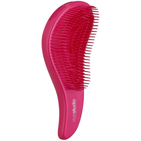 With a mixture of natural boar bristles & nylon pins, this brush is perfect for detangling the hair while spreading oils from the root to the tip of your hair. Detangling Hair Brush - Pink | Hair Care - B&M