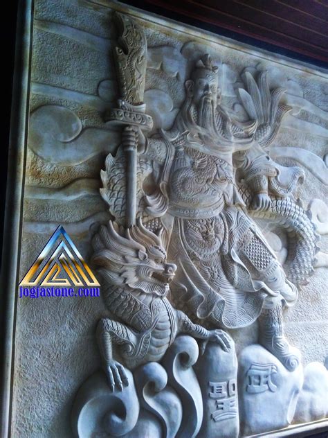 Salah satu tokoh sentral dalam kisah mahabharata adalah basudewa atau krisna yang sering menasehati pandawa dan drupadi di kala mereka susah. Ukiran relief dewa kwan kong dari batu alam putih