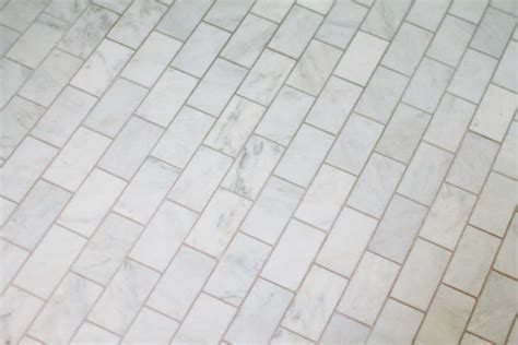 Marble dark after grouting / go from dark to light with the royal ivory worktop! Remodeling 101: How to Choose the Right Tile Grout: Remodelista