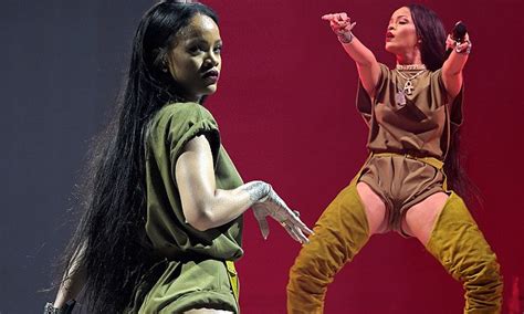 Rihanna Flaunts Her Behind During Anti World Tour Performance In