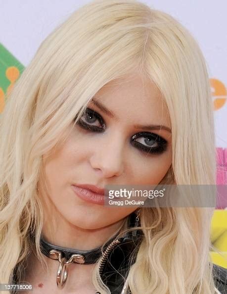 Actress Taylor Momsen Arrives On The Orange Carpet At The Nickelodeon