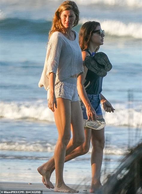 Gisele Bundchen Shows Off Statuesque Legs And Chiseled Midriff On Costa Rica Beach Daily Mail