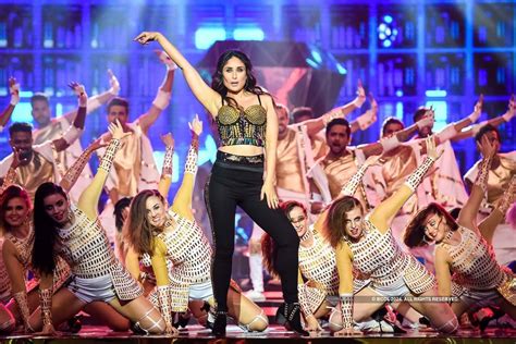 Kareena Kapoor Performs On Stage During The Fbb Colors Femina Miss