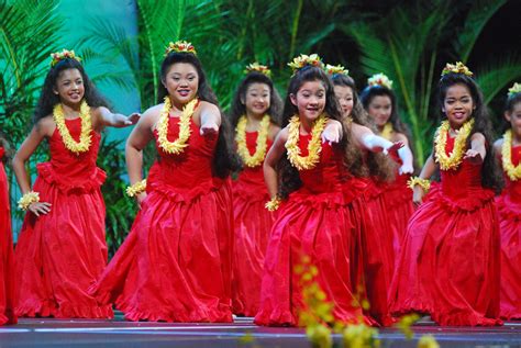 Keiki hula = Love the expression on the front keiki's face. so cute