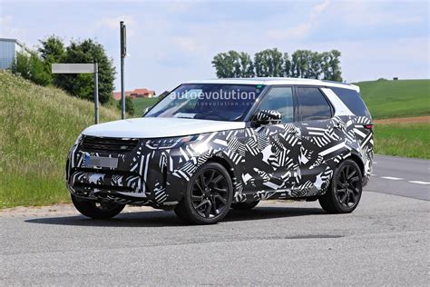 We'll bring the world to you. 2021 Land Rover Discovery Spied With Refresh, Probably Getting New Engines - autoevolution