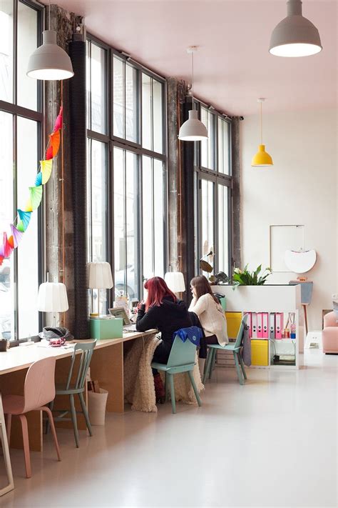Di jendela lantai dua ruko terdapat lis kayu yang memberi aksen wah. 10 Inspirasi Desain Kantor di Ruko Kecil, Lahan Mungil Kece!
