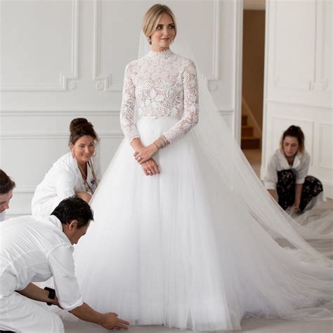 A tale scopo, un paio di stivaletti alla caviglia o cuissardes: Abiti da sposa di alta moda 2019: a Parigi i grandi stilisti scelgono il bianco