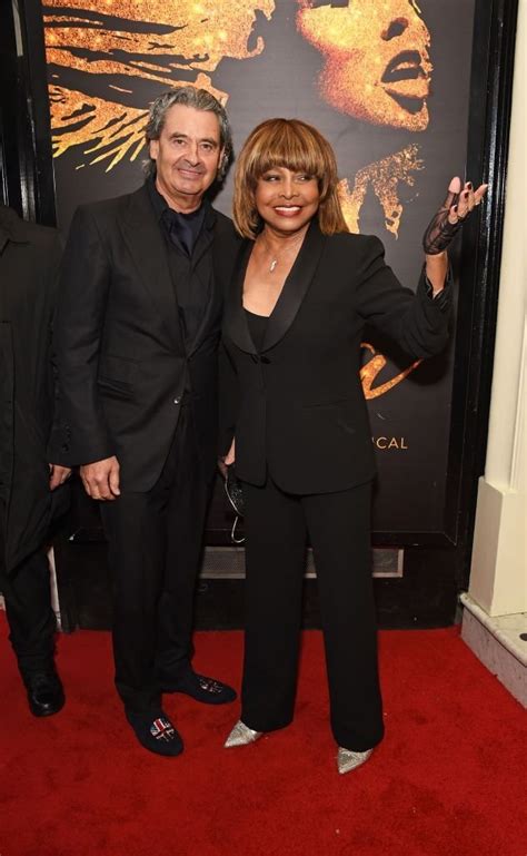 What's love got to do with it. Tina Turner, 78, trägt einen schönen schwarzen Anzug mit ...