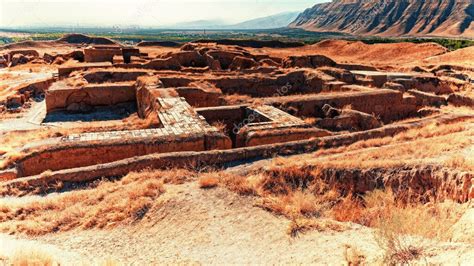 Ruinas De La Antigua Capital Parta Nisa Cerca Del Ashgabat Y Por La