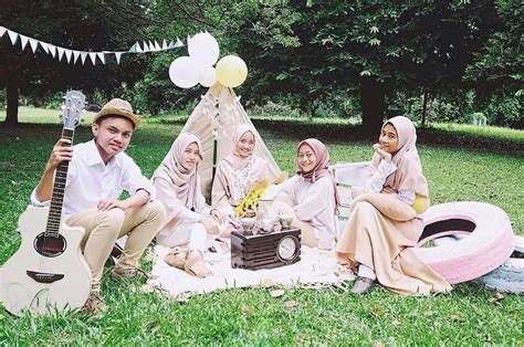 Karena meski ganteng dan maskulin, ternyata dulu mereka lahir sebagai perempuan! Contoh Tema Buku Tahunan Yang Bagus - Guru Galeri