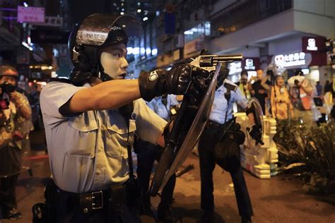 Hong Kong Police Draw Guns In Latest Protest Violence Los Angeles Times