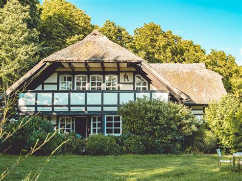 Häuser zur miete in bergen auf rügen schnelle und einfache haussuche in bergen auf rügen mit immo.swp.de egal ob einfamilienhaus, reihenhaus oder doppelhaushälfte finden sie unter zahlreichen mietangeboten das richtige haus mit dem immobilienmarkt der swp Reetdachfachwerkvilla am Wiesengrund - OG - Wohnungen zur ...