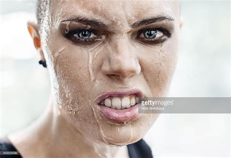 Foto Stock Face Shot Of Angry Woman Crying Under The Rain Arrabbiato