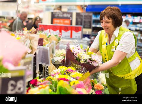 Morrisons Supermercado Una Mujer Que Trabaja En La Sección De