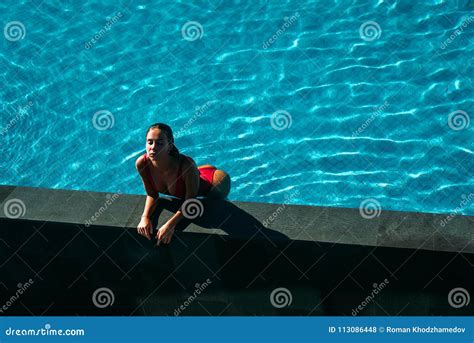 verbazende mening van het sexy meisje ontspannen bij zwembad vrij jonge vrouw in het rode bikini