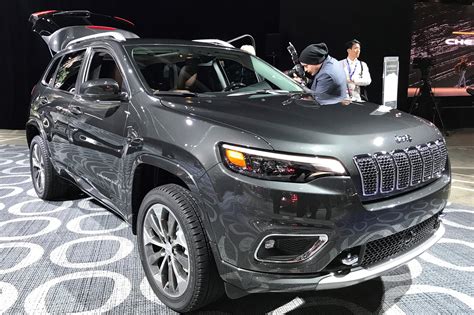 Jeep Cherokee 2018 Facelifted Suv Unveiled At Detroit Show Car