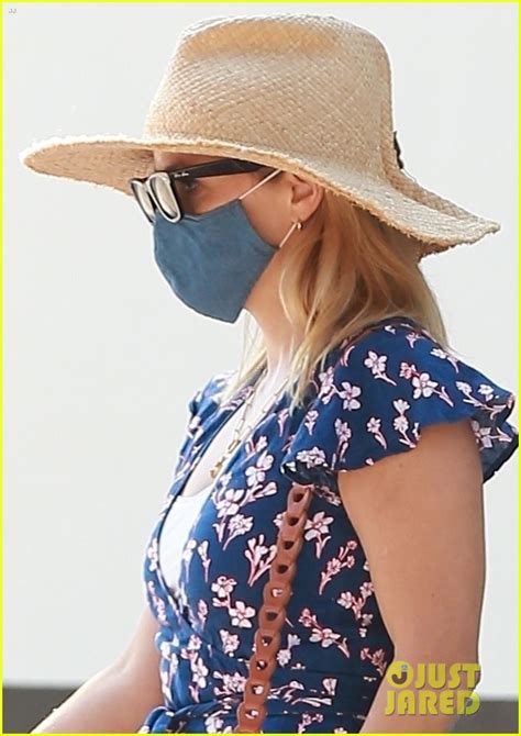 Reese Witherspoon Wears A Pretty Floral Dress To The Spa Photo 4480907 Reese Witherspoon