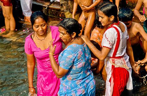 A Group Of Women Taking Bath At Har Ki Pauri Ghat The Pictures