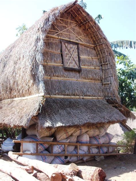 Meski demikian, cara membuat denah rumah sederhana dapat dipelajari dan dipraktekkan dengan mudah. 9 Rumah Adat Lombok beserta Nama, Gambar & Penjelasan