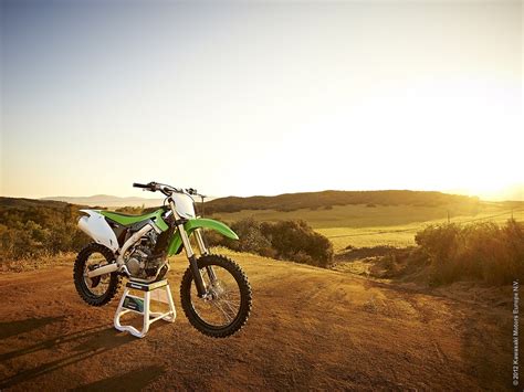 The powerband is more usable, the suspension is improved and the handling is enhanced. Ficha técnica de la Kawasaki KX 450 F 2013 - Masmoto.es