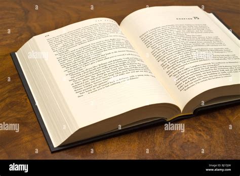 Libro Aperto Su Un Tavolo Foto Stock Alamy