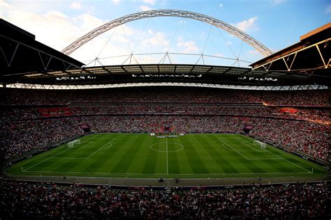 Jak se stavil stadion wembleynad západním londýnem se tyčí velkolepý oblouk, největší svého druhu na světě. Englischer Verband will die Premiere League im Wembley ...