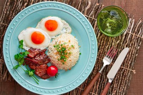 Tosilog Recipe Filipino Breakfast With Tocino Garlic Rice And Fried Eggs