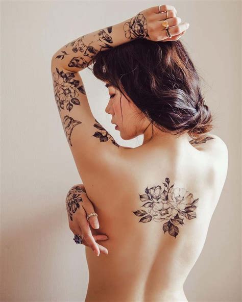 Flores tatuadas en la piel contra la ley que prohíbe los tatuajes en