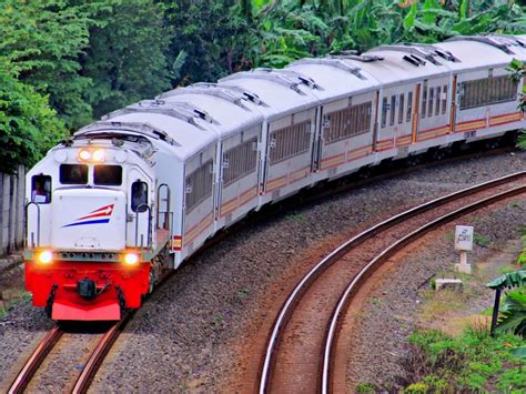 Bernama radio & dewan bahasa dan pustaka editor audio & visual : Guru dan Tenaga Kesehatan Sekarang Gratis Naik Kereta Api ...