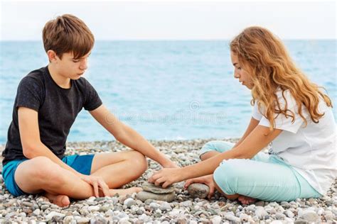 Een Paar Mooie Tieners Eerste Liefde Vriendje En Vriendje Die Op Het Strand Zitten En Met