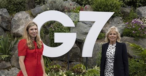 Jill biden gives every indication she will be a very activist flotus, following the example of lady bird johnson and others; Carrie Johnson s'entretient avec la Première Dame des ...