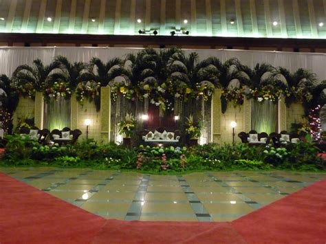 Namun, saat ini space untuk dekorasi pelaminan sepertinya bukanlah jadi masalah karena sekarang kamu juga bisa membuat dekorasi pelaminan elegan di rumah atau ruangan dengan ukuran lebih kecil. Dekorasi Pernikahan: Contoh Pelaminan Jawa