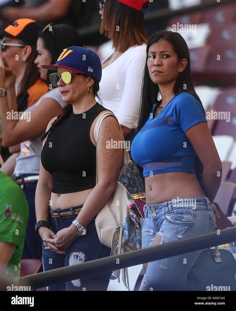 mujeres de venezuela aficionadas venezolanas durante partido de beisbol de la serie del
