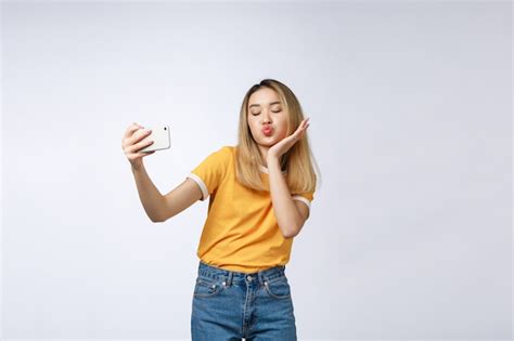 Primer Plano De Joven Bella Mujer Asiática Tomando Selfie Foto Premium