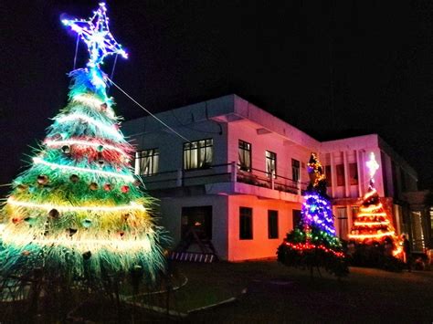 The migrant worker who cannot possibly be accustomed to christmas 1978, we are in our new house with a bay window. Romblon News Network - Tatlong malalaking Christmas Tree ...